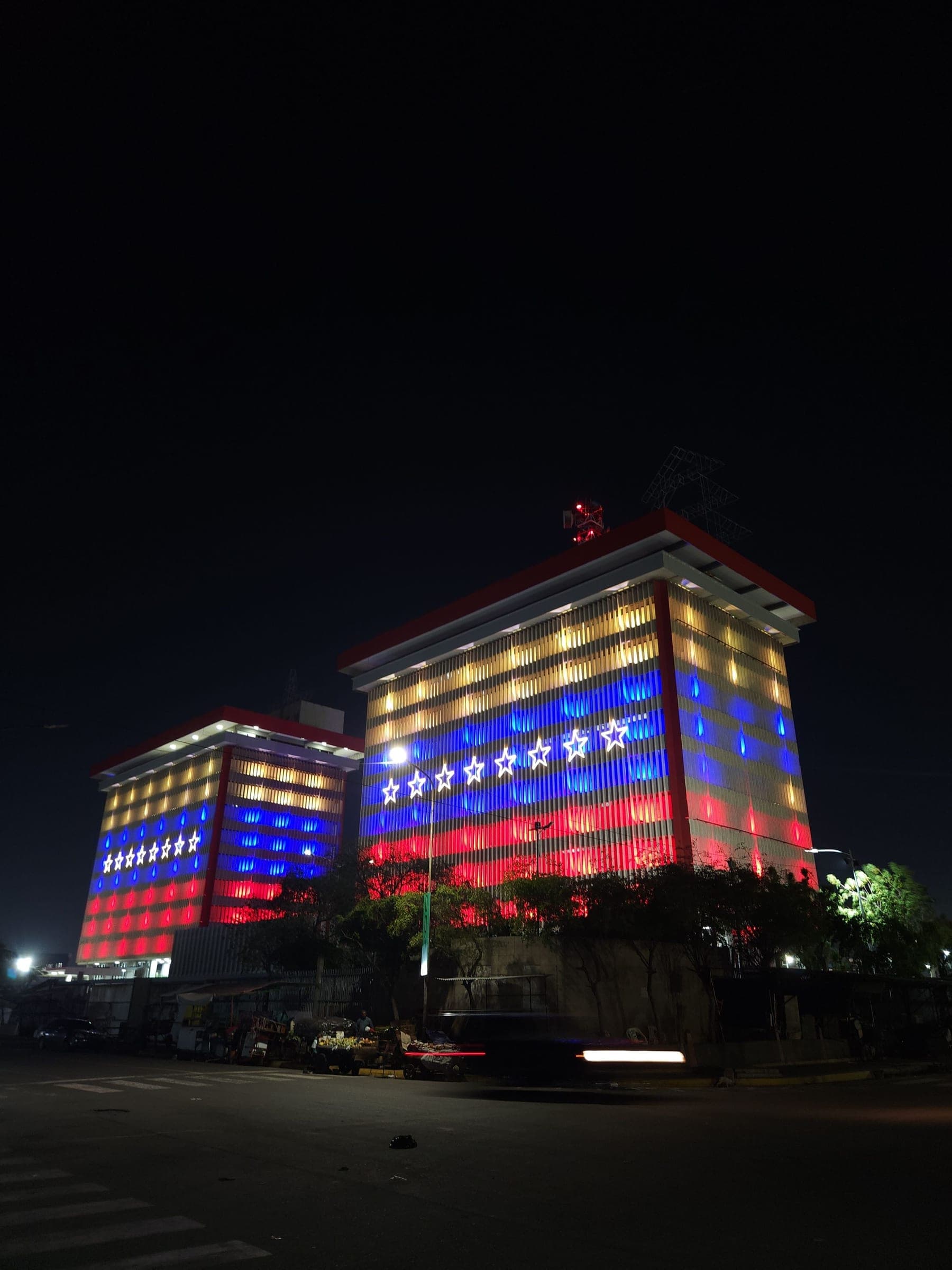 Edificios de Maracaibo iluminados con los colores de la bandera de Venezuela