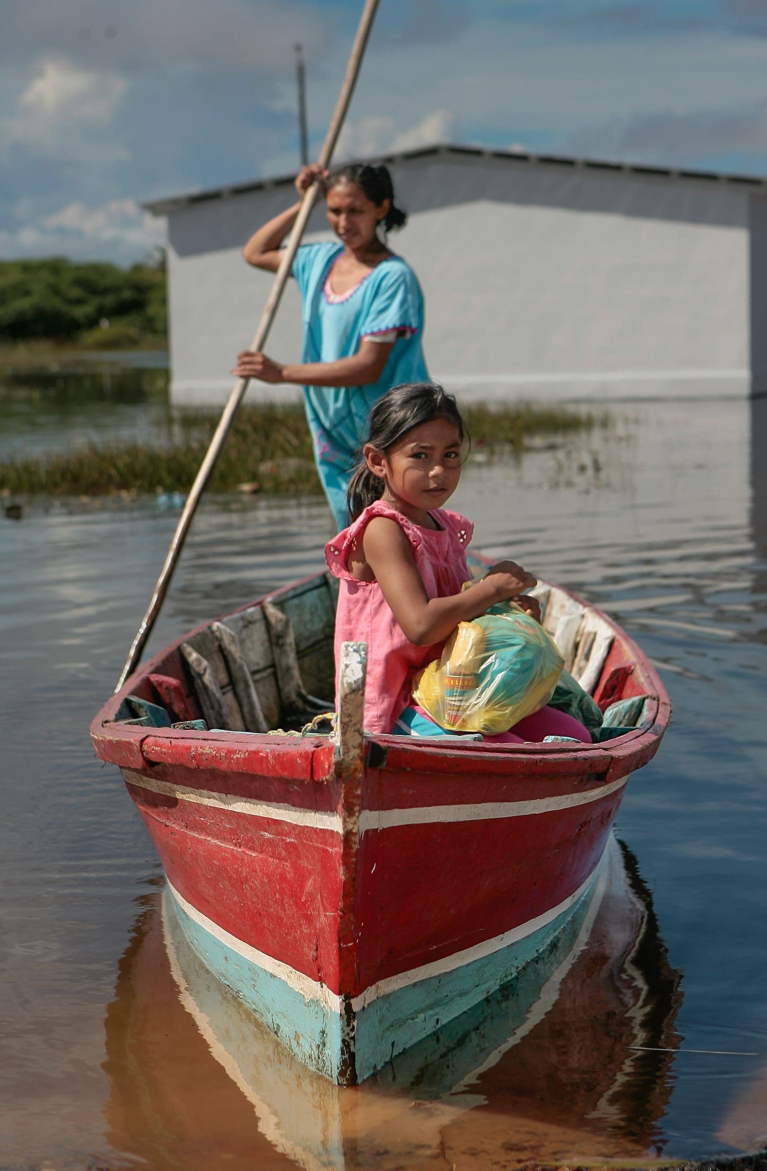 Madre e hija navegando en curiara por el lago
